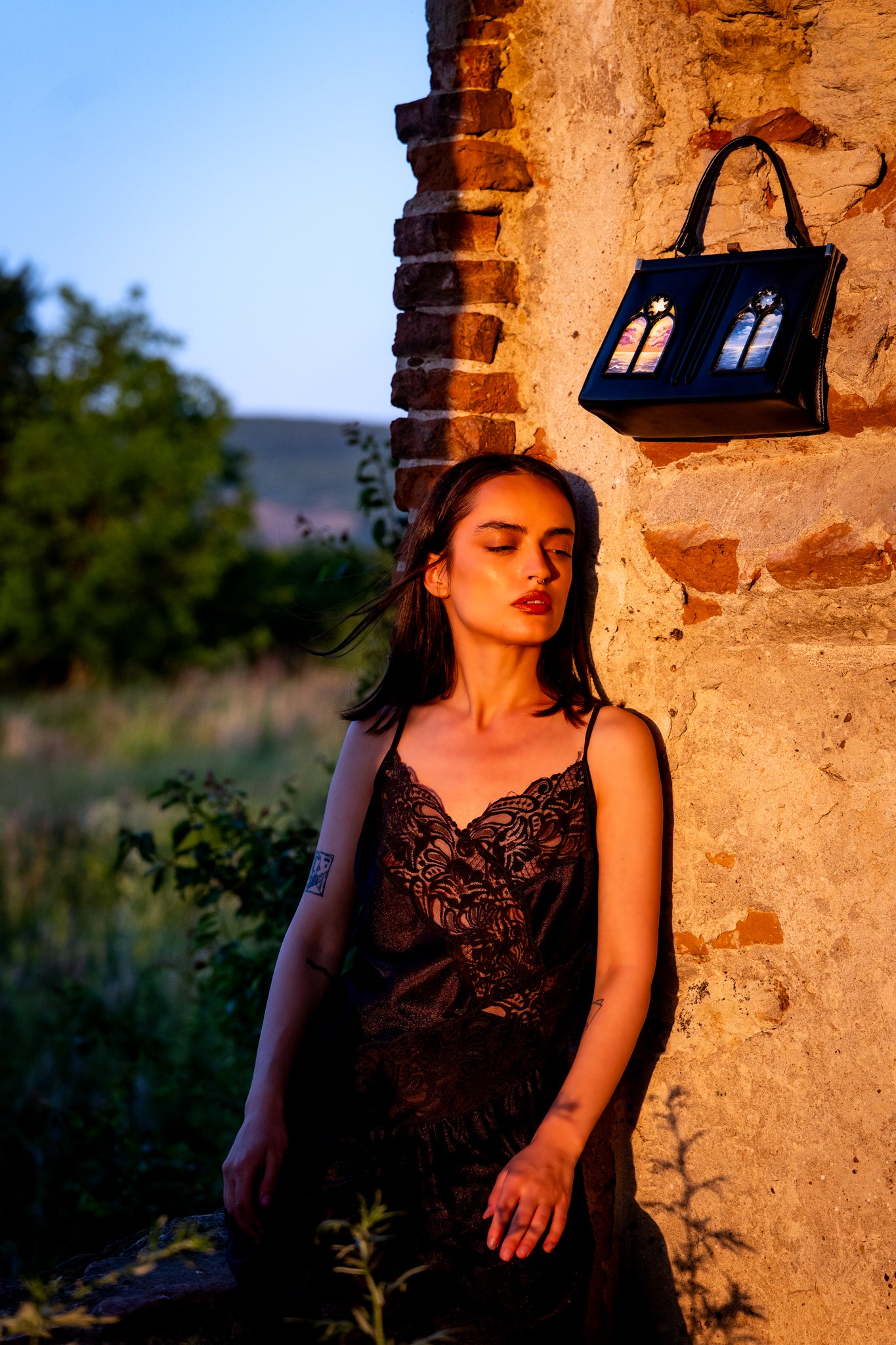 Între Lumină și Întuneric – Colecția „Moștenire”