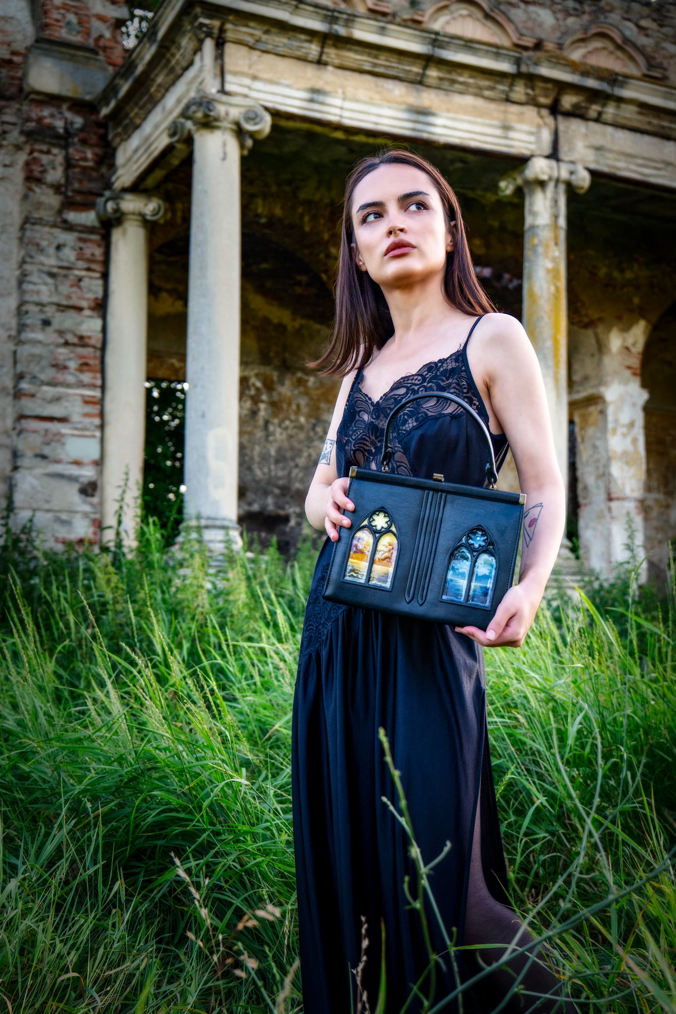 Între Lumină și Întuneric – Colecția „Moștenire”