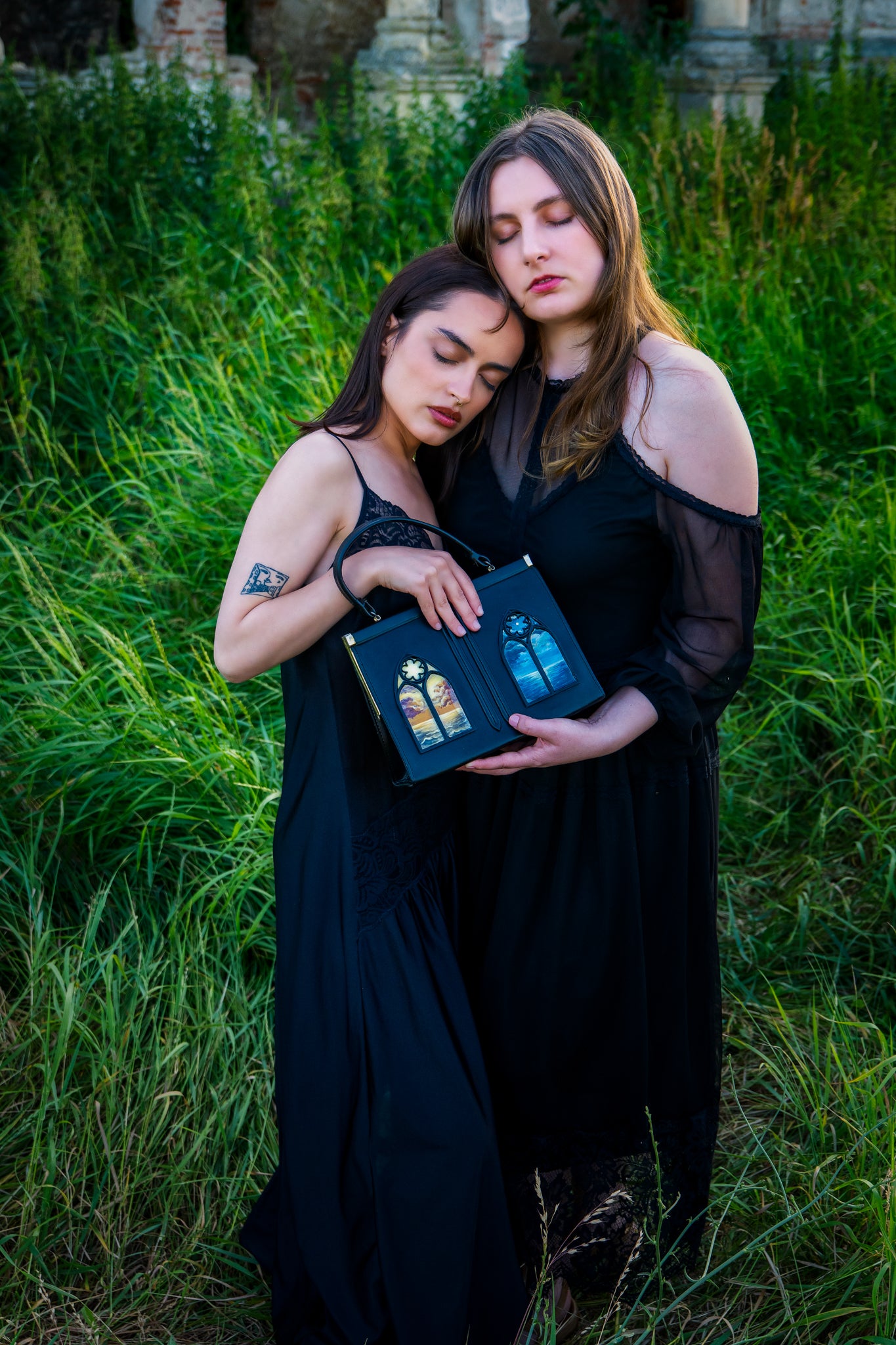 Între Lumină și Întuneric – Colecția „Moștenire”